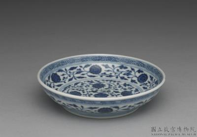 图片[2]-Dish with Indian lotus scrolls in underglaze blue, Qing dynasty, Qianlong reign (1736-1795)-China Archive